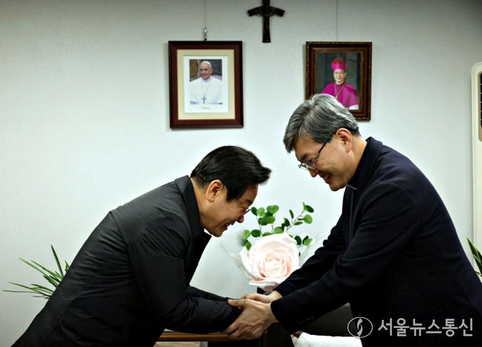 이재명 더불어민주당 대표가 30일 오후 광주 서구 천주교 광주대교구청에서 옥현진 대주교와 인사를 하고 있다. (2024.12.30) / 사진 = 더불어민주당 제공