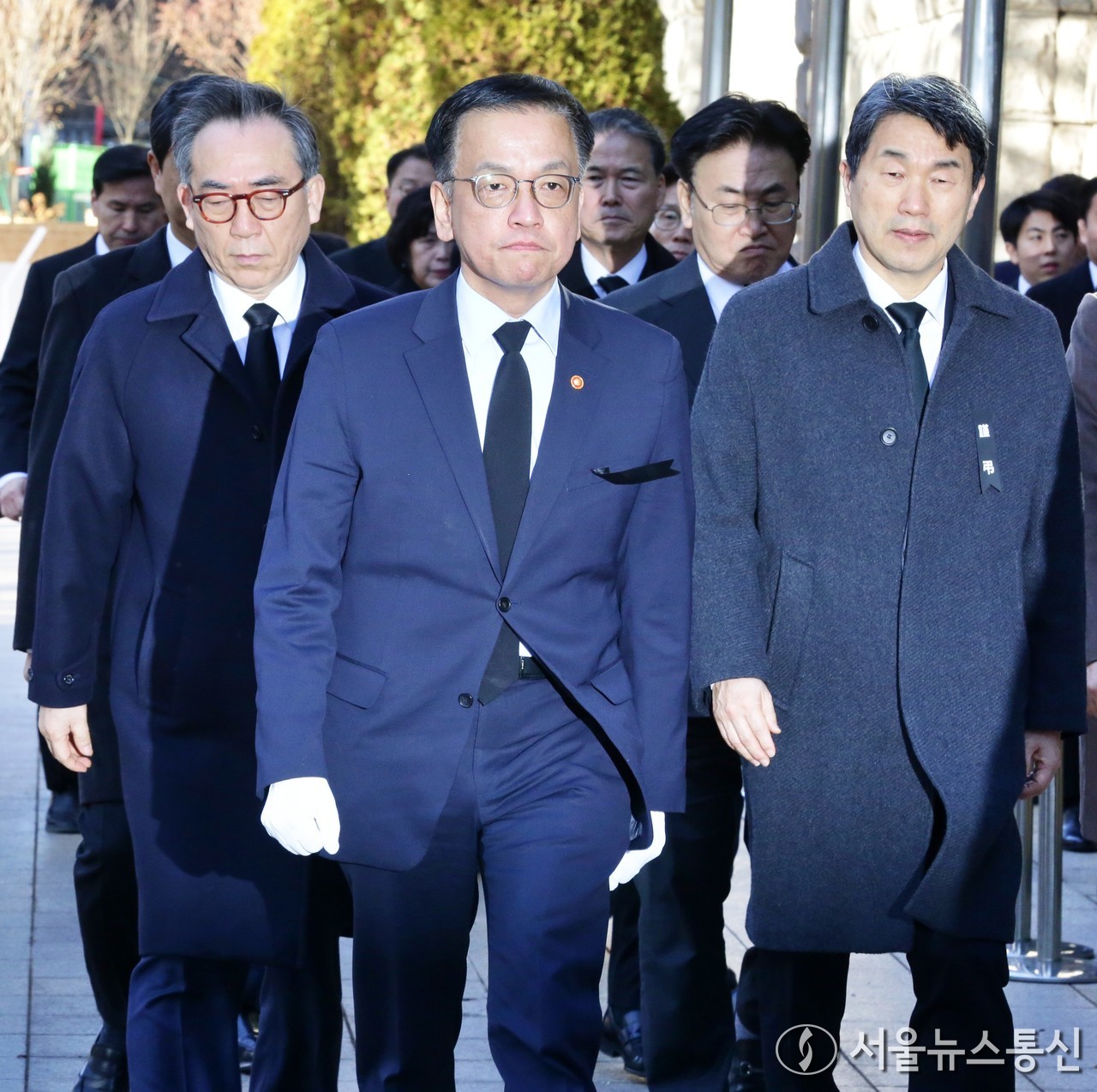 최상목 대통령 권한대행 부총리 겸 기획재정부 장관과 국무위원들이 31일 서울시청 본관 앞에 마련된 무안국제공항 제주항공 여객기 참사 희생자 합동분향소를 찾아 조문하고 있다. (2024.12.31) / 사진 = 서울뉴스통신 이민희 기자 nimini73@daum.net