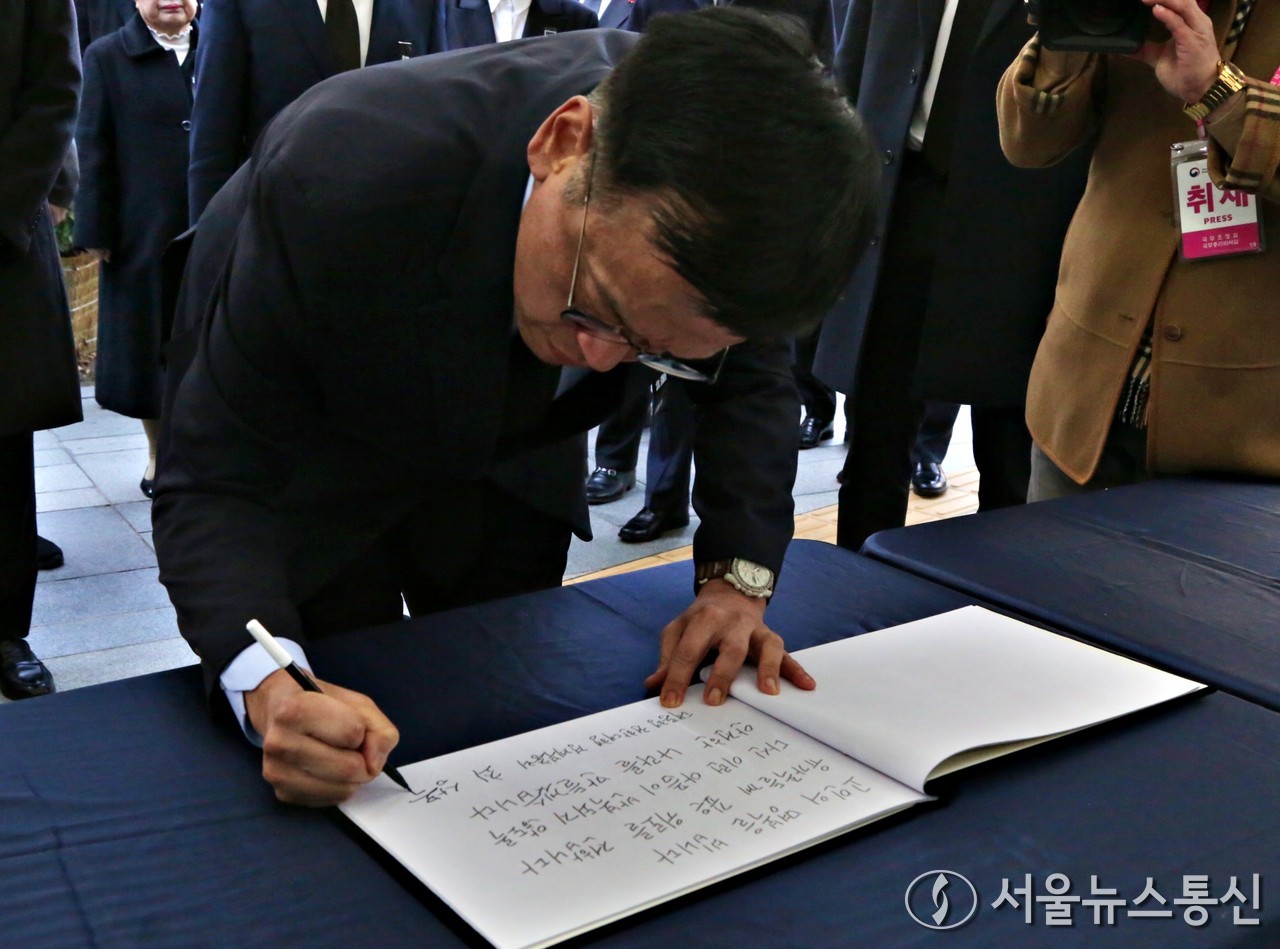 최상목 대통령 권한대행 부총리 겸 기획재정부 장관이 31일 서울시청 본관 앞에 마련된 무안국제공항 제주항공 여객기 참사 희생자 합동분향소를 찾아 헌화한 뒤 방명록을 작성하고 있다. (2024.12.31) / 사진 = 서울뉴스통신 이민희 기자