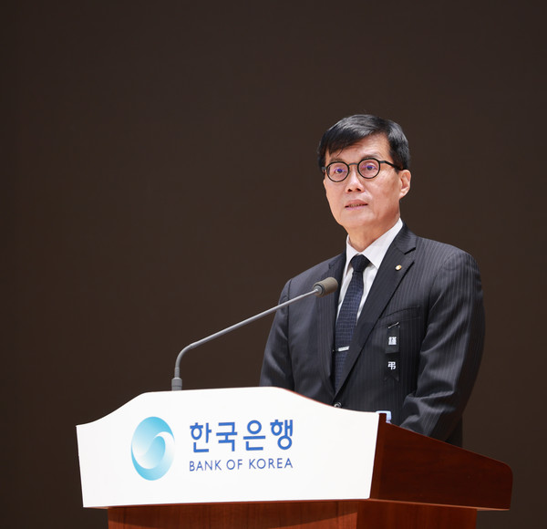 이창용 한국은행 총재가 2일 오전 서울 중구 한국은행 별관 대강당에서 열린 '한국은행 2025년 시무식'에서 신년사를 하고 있다. 2025.01.02. (사진제공 한국은행)