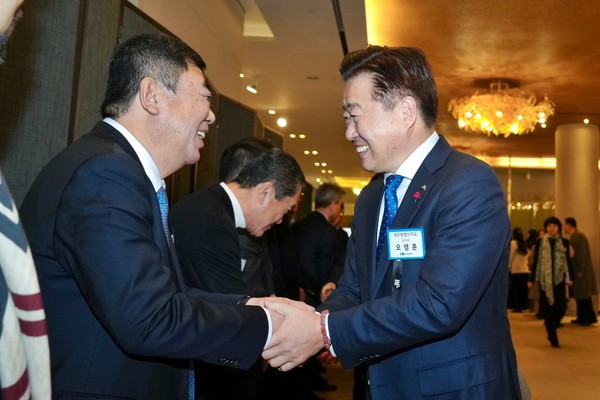 제주도는 3일 오전 메종글래드 제주호텔에서 열린 ‘2025년 제주도민 신년인사회’에서 도내 경제 주체들과 함께 경기침체 극복과 제주 발전을 위한 의지를 다졌다.