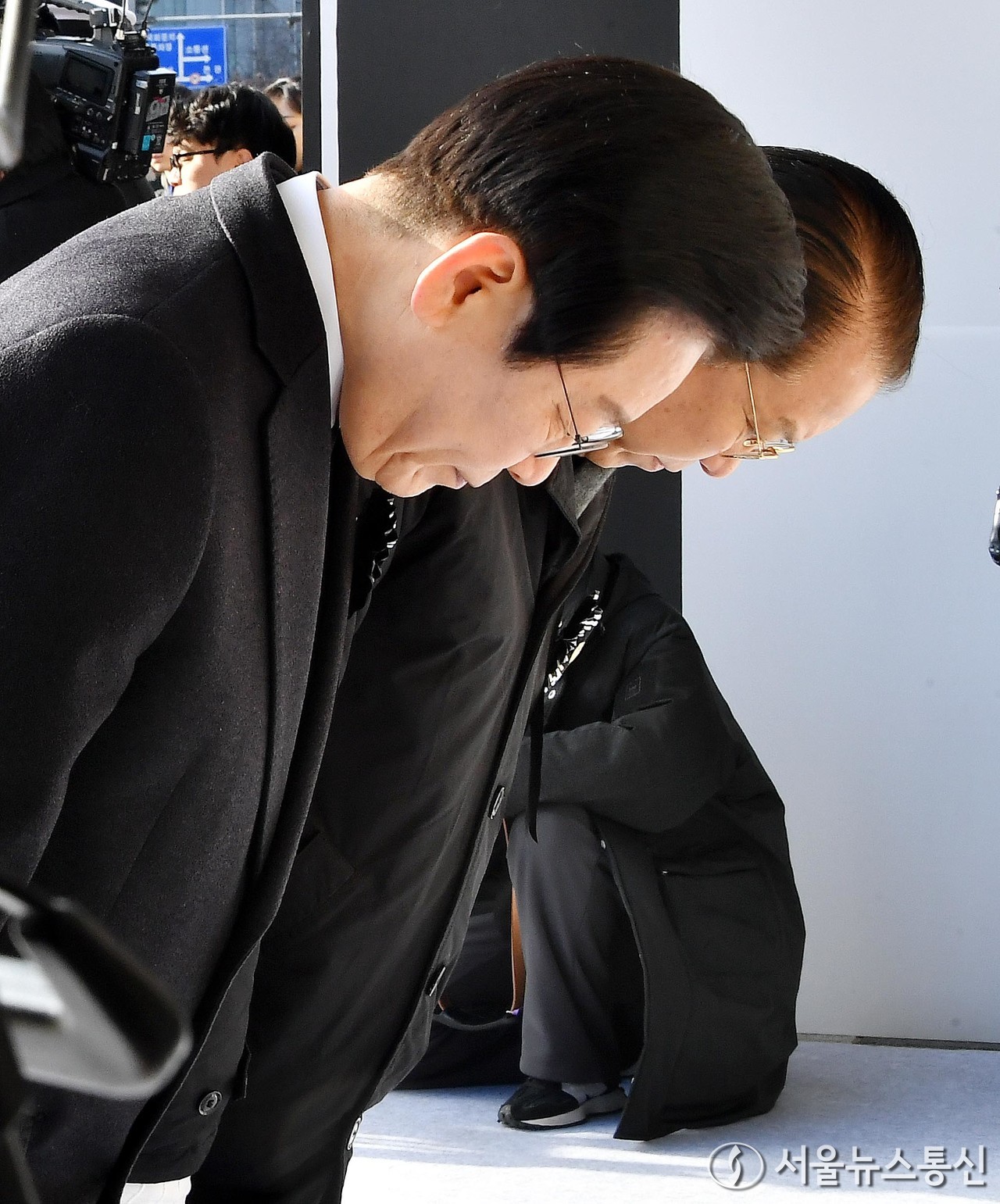 이재명 더불어민주당 대표와 권영세 국민의힘 비상대책위원장이 3일 서울 여의도 국회에서 엄수된 고 김수한 전 국회의장 국회장 영결식에서 분향을 마친 후 고인을 향해 인사하고 있다. (2025.01.03) / 사진 = 서울뉴스통신 이민희 기자 