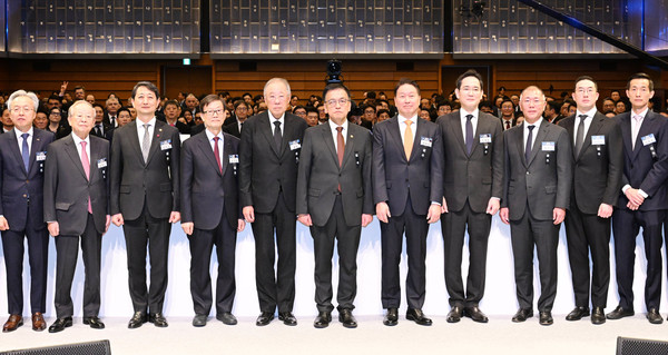 2025년 경제계 신년인사회: 최상목 대통령 권한대행과 최태원 대한상의 회장이 참석자들과 기념촬영을 하고 있다.(앞줄 왼쪽부터 최진식 중경련 회장, 손경식 경총 회장, 안덕근 산업부 장관, 윤진식 무역협회 회장, 류진 한경협 회장, 최상목 대통령 권한대행, 최태원 대한상의 회장, 이재용 삼성 회장, 정의선 현대차 회장, 구광모 LG 회장, 김동관 한화 부회장) / 사진 제공 기획재정부