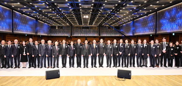 2025년 경제계 신년인사회: 최상목 대통령 권한대행과 최태원 대한상의 회장이 참석자들과 기념촬영을 하고 있다.(앞줄 왼쪽 여덟번째부터 최진식 중경련 회장, 손경식 경총 회장, 안덕근 산업부 장관, 윤진식 무역협회 회장, 류진 한경협 회장, 최상목 대통령 권한대행, 최태원 대한상의 회장, 이재용 삼성 회장, 정의선 현대차 회장, 구광모 LG 회장, 김동관 한화 부회장) / 사진제공 기획재정부 