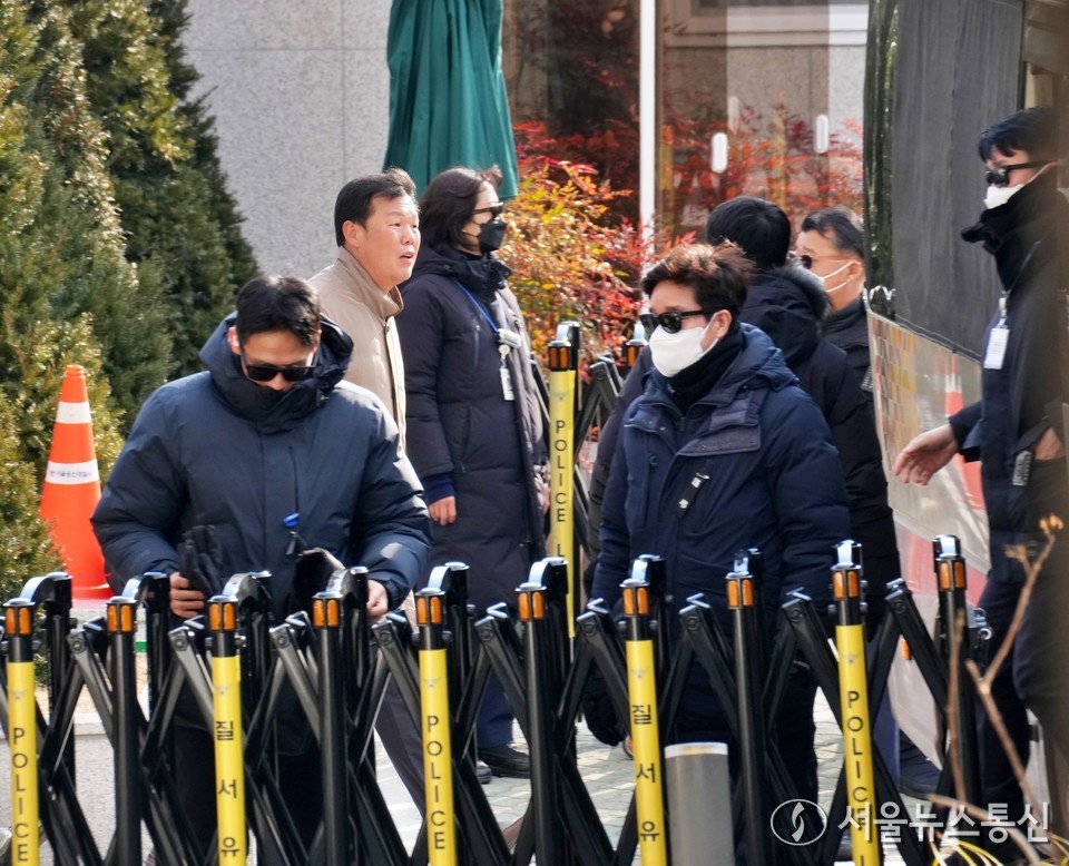 고위공직자범죄수사처(공수처)가 윤석열 대통령 체포영장 집행을 중지한 3일 오후 공수처 관계자들이 서울 용산구 대통령 관저에서 철수하고 있다. (2025.01.03) / 사진 = 서울뉴스통신 신현성 기자