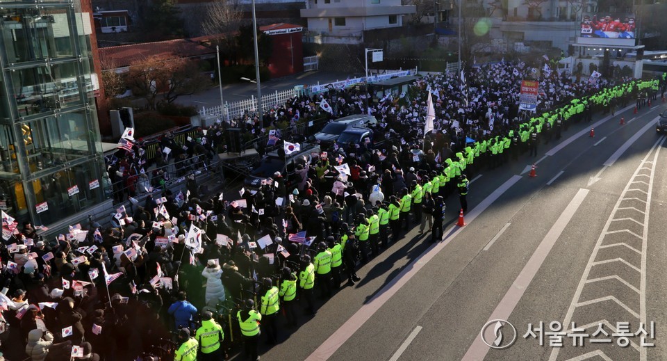 고위공직자범죄수사처(공수처)가 윤석열 대통령 체포영장 집행을 시도한 3일 서울 용산구 관저 앞에 보수단체 회원과 윤 대통령 지지자들이 체포영장 집행에 반대하는 집회를 열고 있다. (2025.01.03) / 사진 = 서울뉴스통신 신현성 기자