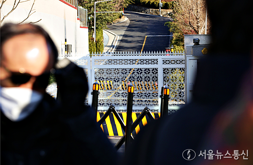 2일 서울 용산구 한남동 대통령 관저 입구에서 대통령 경호처 직원들이 경계 근무를 서고 있다. (2025.01.02) / 사진 = 서울뉴스통신 이성현 기자