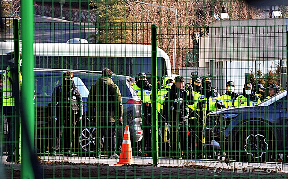 고위공직자범죄수사처(공수처)가 윤석열 대통령 체포영장 집행을 시도한 3일 공수처 관계자들이 서울 용산구 대통령 관저로 들어가려고 시도 했다가 중단했다. 사진은 한남동 대통령 관저 앞 모습. (2025.01.03) / 사진 = 서울뉴스통신 이성현 기자