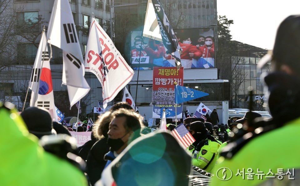 고위공직자범죄수사처(공수처)가 윤석열 대통령 체포영장 집행을 시도한 3일 서울 용산구 관저 앞에 보수단체 회원과 윤 대통령 지지자들이 체포영장 집행에 반대하는 집회를 열고 있다. (2025.01.03) / 사진 = 서울뉴스통신 이성현 기자