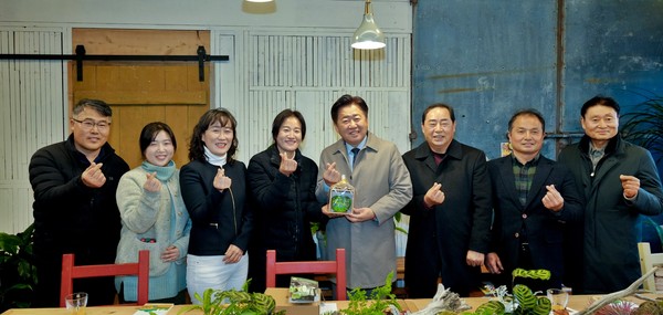 제주도는 치유농업과 관광산업의 연계를 통해 새로운 관광 모델을 발굴하고, 이를 지속가능한 관광상품으로 발전시켜 지역경제 활성화와 농촌활력 증진에 나선다.