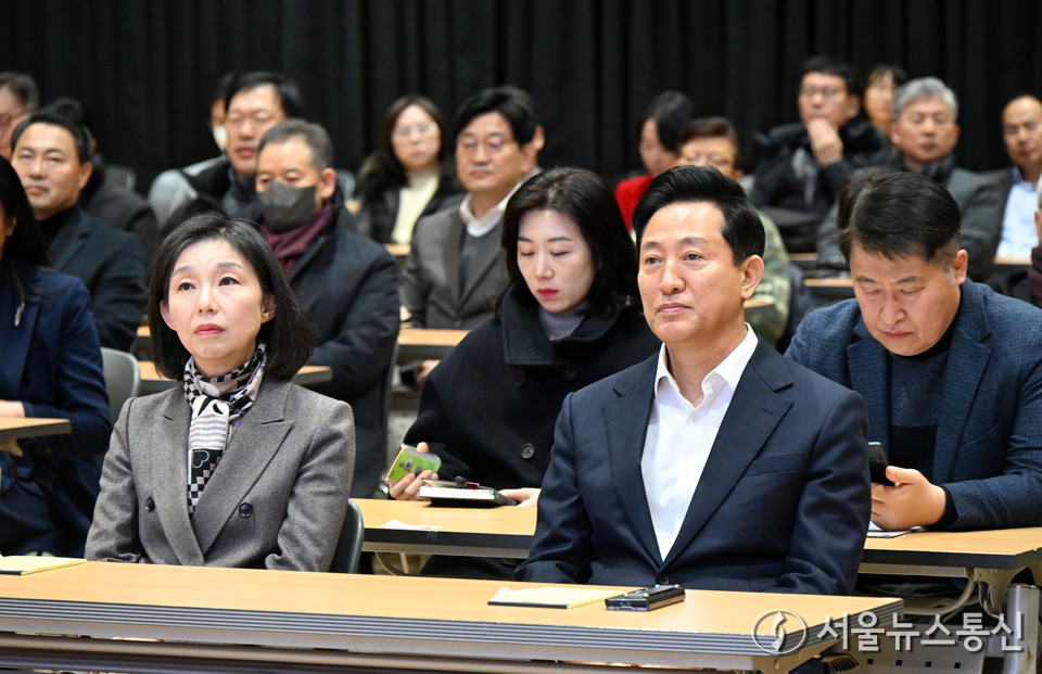 오세훈 서울시장이 8일 서울시청 다목적홀에서 열린 '제88회 미래서울 아침특강'에 참석해 강의를 듣고 있다. 왼쪽은 최호정 서울시의회의장. (2025.01.08) / 사진 = 서울시 제공 