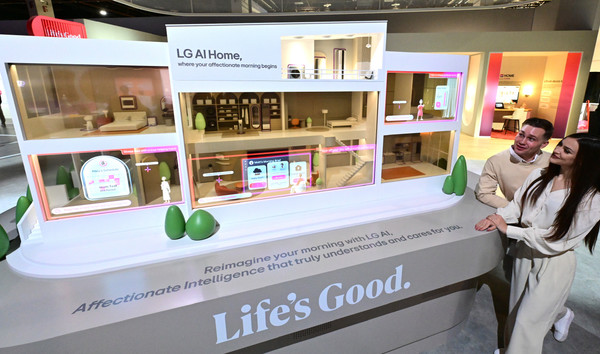 LG전자가 세계 최대 가전·IT 전시회 CES 2025에서 AI홈 존을 선보인다. LG전자의 AI홈에서는 생성형 AI를 탑재한 ‘LG 씽큐 온(ThinQ ON)’ 등 다양한 AI홈 허브가 집안 곳곳에 설치된 센서로 고객의 말과 행동, 주변 환경을 감지하고 연결된 IoT 기기를 최적의 상태로 제어하며 고객을 케어한다. / 사진제공 LG전자