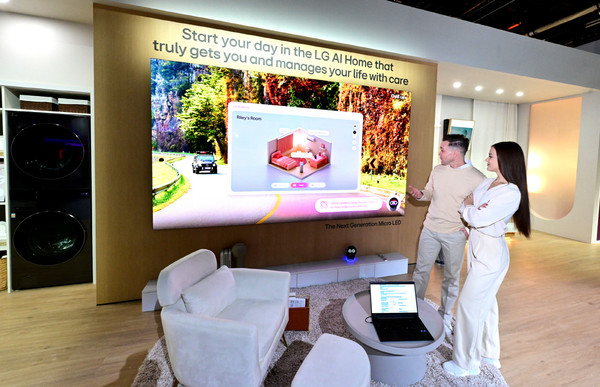 LG전자가 CES 2025에 공감지능(AI) 기술로 집에서 누리는 일상의 가치와 편리함을 직접 체험할 수 있는 AI홈 존을 마련했다. 사진은 LG전자의 AI홈 허브와 대화하면서 방 안의 가전과 IoT 기기를 잠들기 좋은 환경으로 설정하는 모습. / 사진제공 LG전자