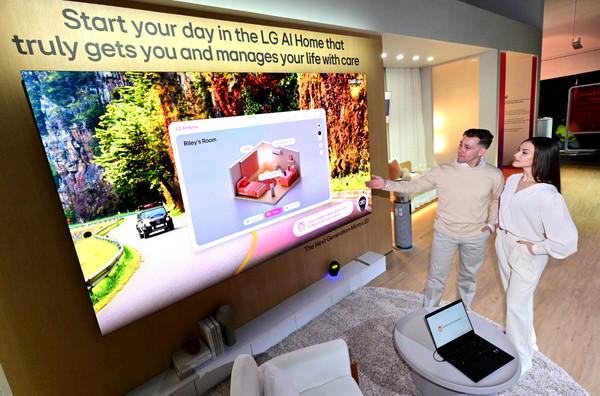 LG전자가 CES 2025에 공감지능(AI) 기술로 집에서 누리는 일상의 가치와 편리함을 직접 체험할 수 있는 AI홈 존을 마련했다. 사진은 LG전자의 AI홈 허브와 대화하면서 방 안의 가전과 IoT 기기를 잠들기 좋은 환경으로 설정하는 모습. / 사진제공 LG전자