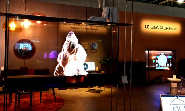 LG전자가 CES 2025에서 세계 최초의 무선∙투명 TV인 'LG 시그니처 올레드 T'를 선보인다. 'LG 시그니처 올레드 T'는 현존 가장 진화한 TV기술을 집약해 TV를 껐을 땐 투명한 유리처럼 그 너머 공간을 보여줘 개방감이 뛰어나고 77형 4K 올레드 TV의 뛰어난 화질도 제공한다. / 사진제공 LG전자