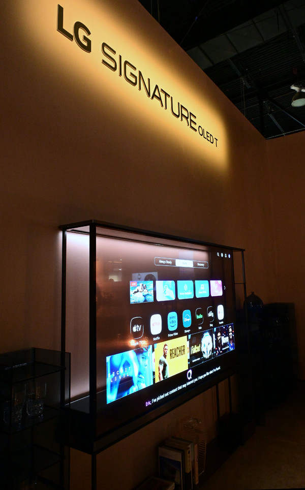 LG전자가 CES 2025에서 세계 최초의 무선∙투명 TV인 'LG 시그니처 올레드 T'를 선보인다. 'LG 시그니처 올레드 T'는 현존 가장 진화한 TV기술을 집약해 TV를 껐을 땐 투명한 유리처럼 그 너머 공간을 보여줘 개방감이 뛰어나고 77형 4K 올레드 TV의 뛰어난 화질도 제공한다. / 사진제공 LG전자