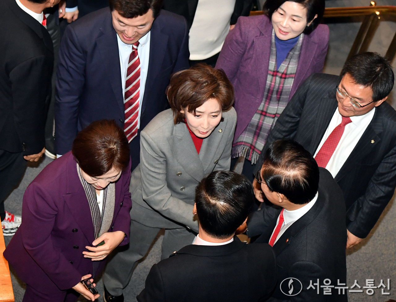 나경원 국민의힘 의원이 9일 서울 여의도 국회에서 열린 윤석열 대통령 위헌적 비상계엄 선포 내란혐의 및 제주항공 여객기 참사 진상규명 관련 긴급현안질문 본회의에서 질의를 마친 뒤 동료 의원들의 격려를 받고 있다. (2025.01.09) / 사진 = 서울뉴스통신 이창호 기자