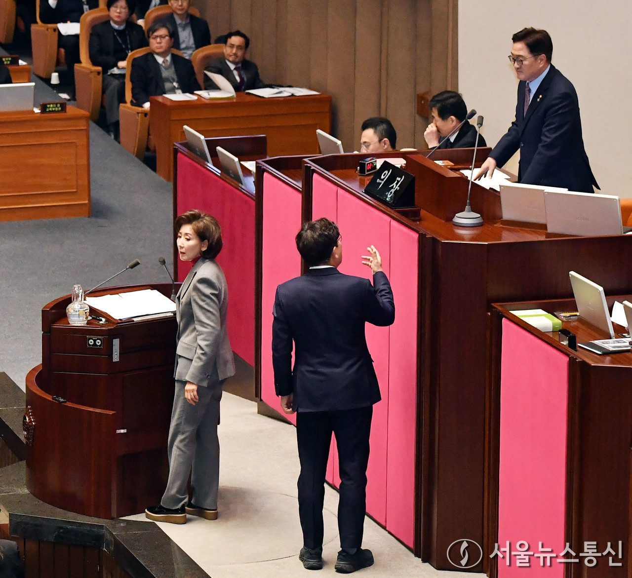 권성동 국민의힘 원내대표가 9일 서울 여의도 국회에서 열린 윤석열 대통령 위헌적 비상계엄 선포 내란혐의 및 제주항공 여객기 참사 진상규명 관련 긴급현안질문 본회의에서 나경원 의원 질의 동안 야당 의원들의 항의가 거세지자 단상으로 올라와 우원식 의장에게 제지 요청을 하고 있다. (2025.01.09) / 사진 = 서울뉴스통신 이창호 기자