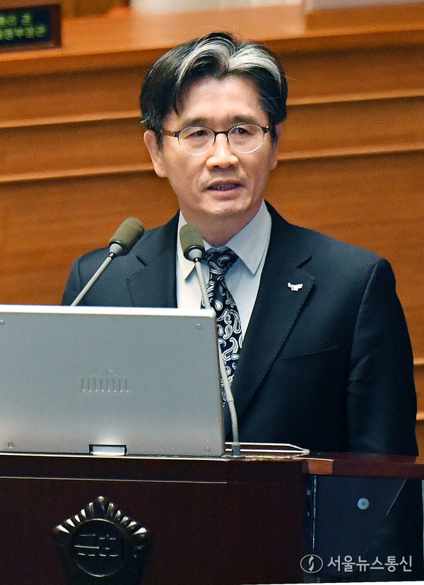 오동운 공수처장이 지난 9일 서울 여의도 국회에서 열린 제420회 국회 제5차 본회의, 윤석열 대통령 위헌적 비상계엄 선포 내란혐의 및 제주항공 여객기 참사 진상규명 관련 긴급현안질문에서 국민의힘 의원 질의에 답하고 있다. 2025.01.09. 사진 국회 신현성 기자 