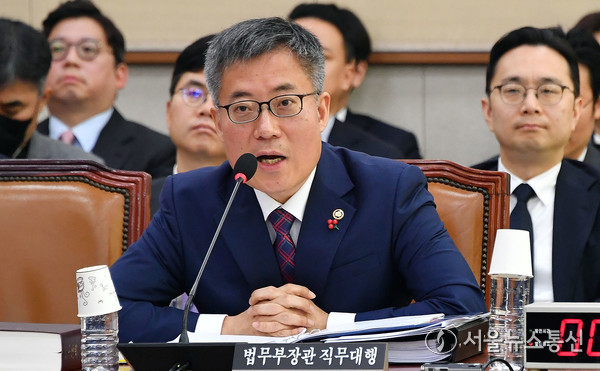 김석우(사진) 법무부 장관 직무대행이 10일 오후 서울 여의도 국회에서 열린 법제사법위원회 제3차 법안심사제1소위원회 회의에 출석하고 있다. 이날 소위원회에서는 '윤석열 정부의 내란, 외환행위의 진상규명을 위한 특별검사 임명 등에 관한 법률안'에 대해 심사를 이어갔다. 2025.01.10. 국회 사진 신현성 기자 