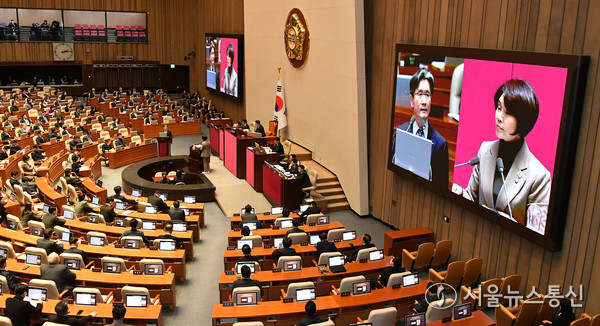 오동운 공수처장이 9일 서울 여의도 국회에서 열린 제420회 국회 제5차 본회의, 윤석열 대통령 위헌적 비상계엄 선포 내란혐의 및 제주항공 여객기 참사 진상규명 관련 긴급현안질문에서 국민의힘 의원 질의에 답하고 있다. 2025.01.09. 사진 국회 신현성 기자 