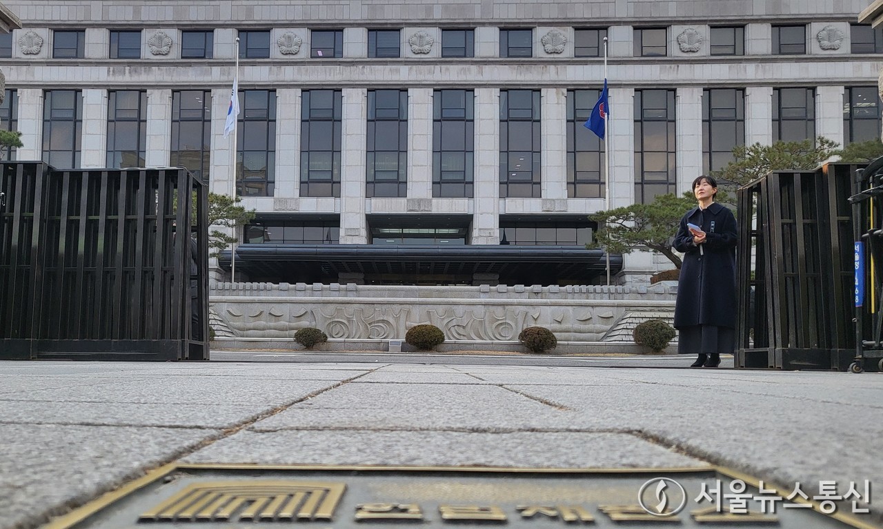 30일 서울 종로구 헌법재판소 모습. 헌법재판소는 이날 오후 재판관 회의를 개최해 윤석열 대통령 탄핵심판 외에도 한덕수 국무총리 탄핵심판의 절차와 방식 등을 검토할 것으로 보인다. 사진은 이날 오후 헌법재판소 모습. (2024.12.30) / 사진 = 서울뉴스통신 이성현 기자