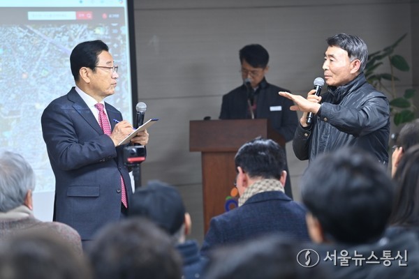 이현재 하남시장이 13일 덕풍2동 행정복지센터에서 열린 덕풍2동 주민과의 대화에서 시민의 질문을 경청하고 있다./사진=하남시 제공