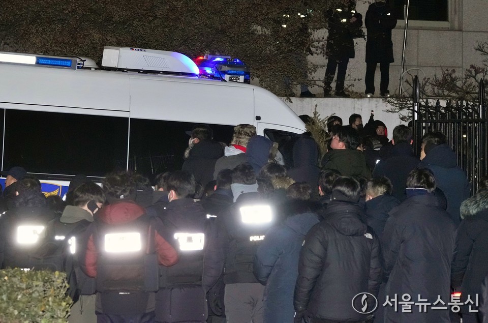 15일 서울 용산구 대통령 관저 앞에서 경찰이 윤석열 대통령에 대한 체포 영장집행을 위해 이동하고 있다. (2025.01.15) / 사진 = 서울뉴스통신 이민희 기자