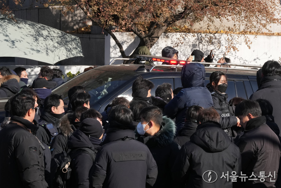 고위공직자범죄수사처(공수처)와 경찰이 윤석열 대통령에 대한 2차 체포영장을 집행한 15일 윤 대통령 등이 탑승한 것으로 추정된 차량이 서울 용산구 한남동 관저를 나서고 있다. (2025.01.15) / 사진 = 서울뉴스통신 신현성 기자