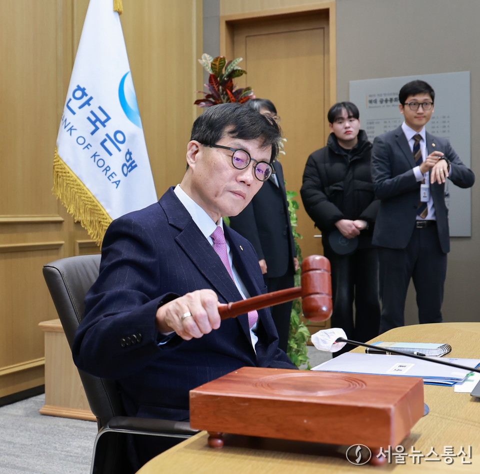 이창용 한국은행 총재가 16일 오전 서울 중구 한국은행에서 열린 금융통화위원회에서 의사봉을 두드리고 있다. (2025.01.16) / 사진 = 한국은행 제공