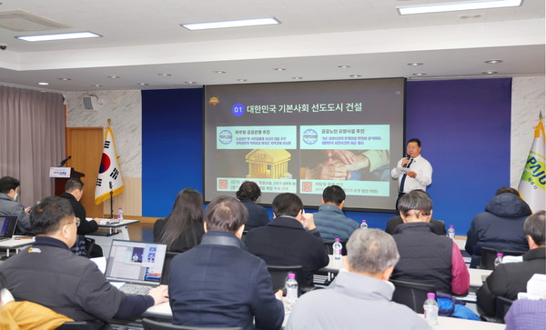 김경일 파주시장이 2025년 신년 기자회견을 열고, “민생이 기본입니다!”를 모토로 ①대한민국 기본사회 선도도시 건설 ②100만 자족도시 신속 진입 ③수도권 문화·생태휴양 메카 건설이라는 2025년 3대 시정 목표와 구체적인 실행계획을 밝히고 있다 / 사진 = 파주시