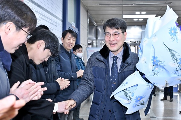 김정기 행정부시장은 별도의 취임식 없이 짤막한 소감을 밝힌 후 소관 실·국장들과 주요 현안을 논의하는 것으로 취임 첫날을 시작한다.