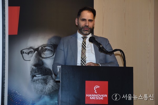 하노버 산업박람회 주최사 도이치메세의 바실리오 트리안타필로스 글로벌 이사는 지난 14일 서울 광화문 포시즌스 호텔에서 개최된 기자간담회에서 “우리는 지금 역사적인 기로에 서 있다. 현재의 국제적 환경은 미래의 산업 권력 구조를 형성해 나가고 있다”라고 발언을 시작했다. /사진 이민희 기자