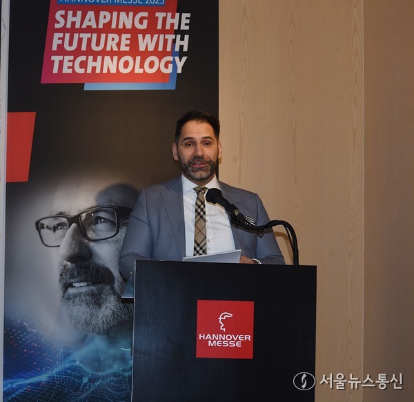 하노버 산업박람회 주최사 도이치메세의 바실리오 트리안타필로스 글로벌 이사는 지난 14일 서울 광화문 포시즌스 호텔에서 개최된 기자간담회에서 “우리는 지금 역사적인 기로에 서 있다. 현재의 국제적 환경은 미래의 산업 권력 구조를 형성해 나가고 있다”라고 발언을 시작했다. / 사진 이민희 기자