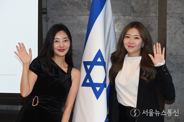 여행 등 인플루언서들이 이스라엘 국기 앞에서 기념촬영하고 있다. / 이민희 기자   