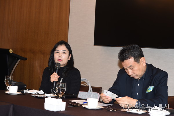 뉴스랭키 최신영 대표가 세미나에서 언론의 방향성에 대해 말하고 있다. (오른쪽은) 한상희 뉴스랭키 회장. / 사진 이민희 기자   