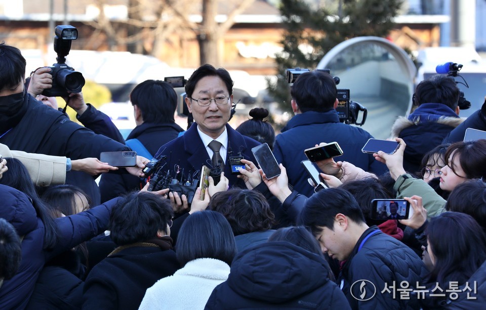 국회 탄핵소추단 위원인 박범계 더불어민주당 의원이 23일 오후 서울 종로구 헌법재판소에서 열린 윤석열 대통령 탄핵심판 4차 변론기일에 참석하며 취재진의 질문에 답하고 있다. (2025.01.23) / 사진 = 서울뉴스통신 이성현 기자