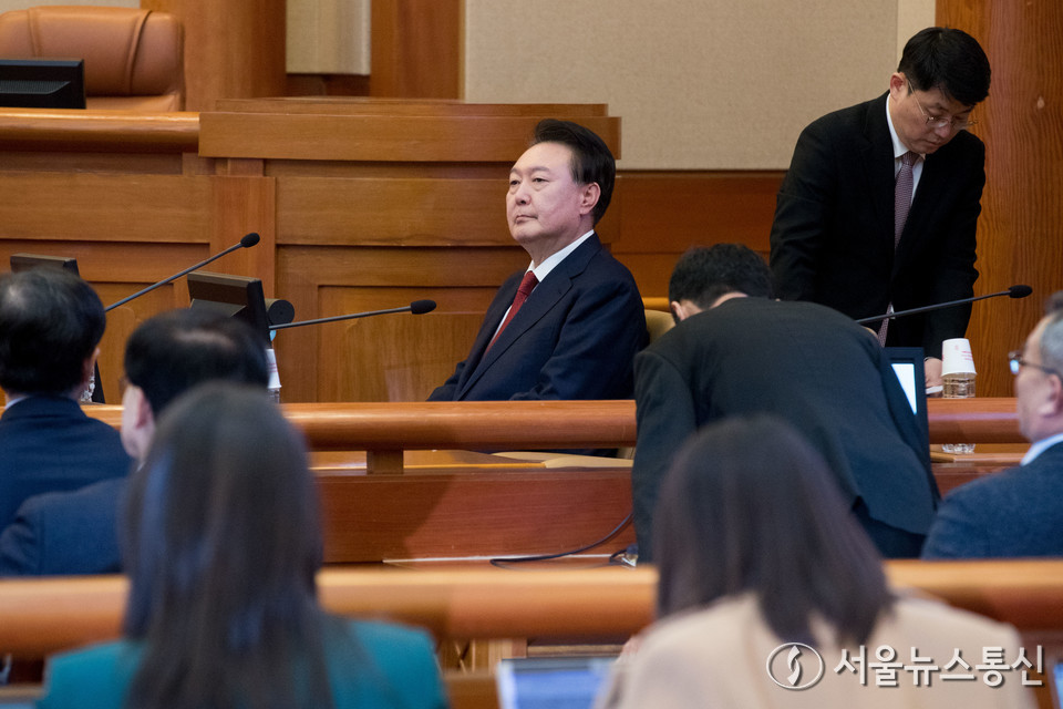 윤석열 대통령이 21일 서울 종로구 헌법재판소에서 열린 탄핵심판 3차 변론기일에 출석하고 있다.(2025.01.21) / 사진 = 공동취재