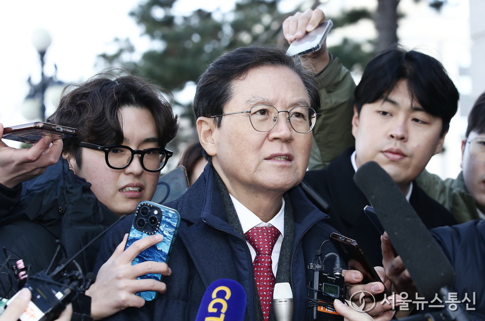 윤석열 대통령 측 법률대리인인 윤갑근 변호사가 23일 오후 서울 종로구 헌법재판소에서 열린 윤석열 대통령 탄핵심판 4차 변론기일에 참석하며 취재진의 질문에 답하고 있다. (2025.01.23) / 사진 = 서울뉴스통신 이성현 기자