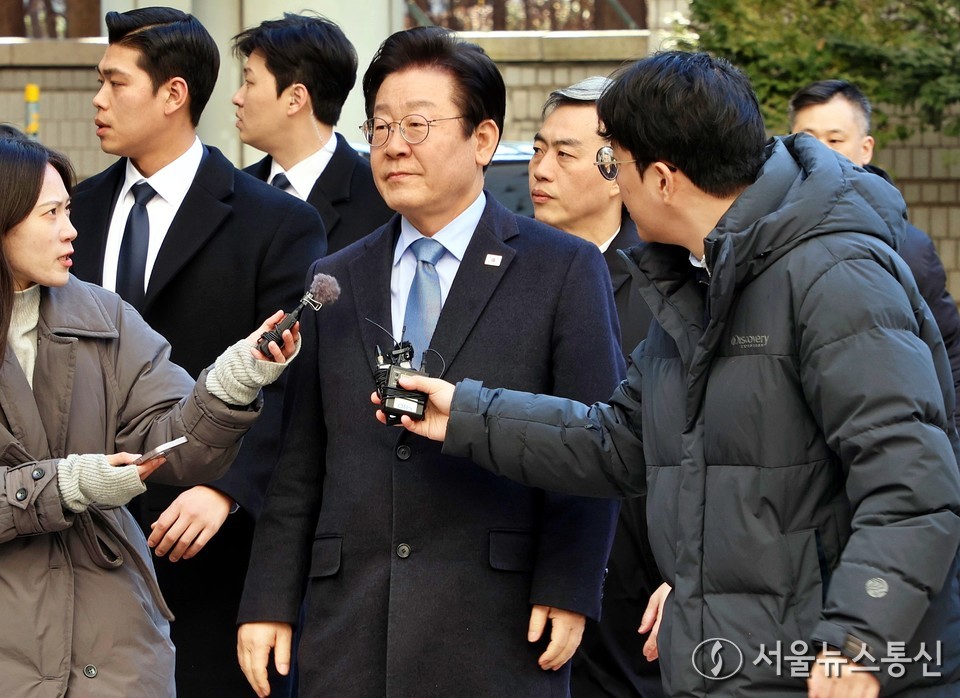 이재명 더불어민주당 대표가 23일 서울 서초구 서울고등법원에서 열린 공직선거법 위반 혐의 항소심 첫 재판에 출석하고 있다. (2025.01.23) / 사진 = 서울뉴스통신 이성현 기자