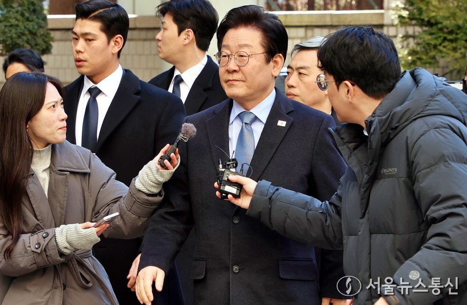 이재명 더불어민주당 대표가 23일 서울 서초구 서울고등법원에서 열린 공직선거법 위반 혐의 항소심 첫 재판에 출석하고 있다. (2025.01.23) / 사진 = 서울뉴스통신 이성현 기자