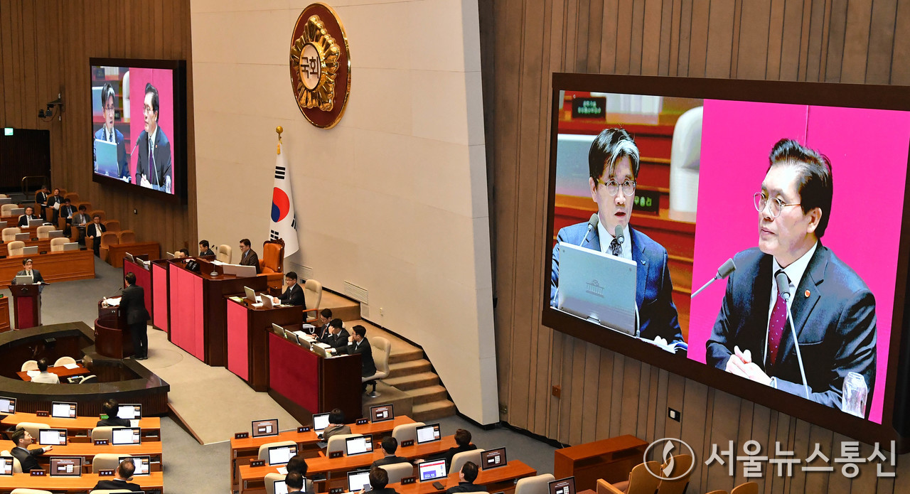 오동운 고위공직자범죄수사처(공수처)이 23일 오후 서울 여의도 국회에서 열린 제421회국회(임시회) 제2차 본회의에서 송석준 국민의힘 의원의 서울서부지방법원 불법적 폭동사태 관련 긴급현안질문에 답하고 있다. (2025.01.23) / 사진 = 서울뉴스통신 이창호 기자