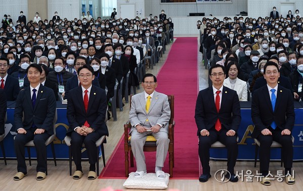 신천지예수교 증거장막성전이 지난 11일 충북 청주에서 목회자를 대상으로 한 ‘계시실상 성취증거 신천지 말씀대성회’를 개최한 가운데 이만희 총회장이 강연후 신도들과 단체사진을 찍고 있다. 2025.01.11. 사진 이민희 기자 nimini73@daum.net