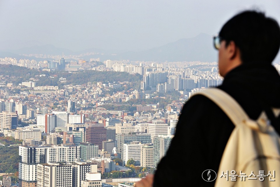 수도권 아파트 공급 감소 우려가 이어지는 가운데 서울 동대문구와 경기 평택 등에서 1만 가구가 넘는 물량이 입주하면서 일시적으로 가격이 하락할 수 있다는 전망이 나온다. (2024.10.30_남산) / 사진 = 서울뉴스통신 이성현 기자
