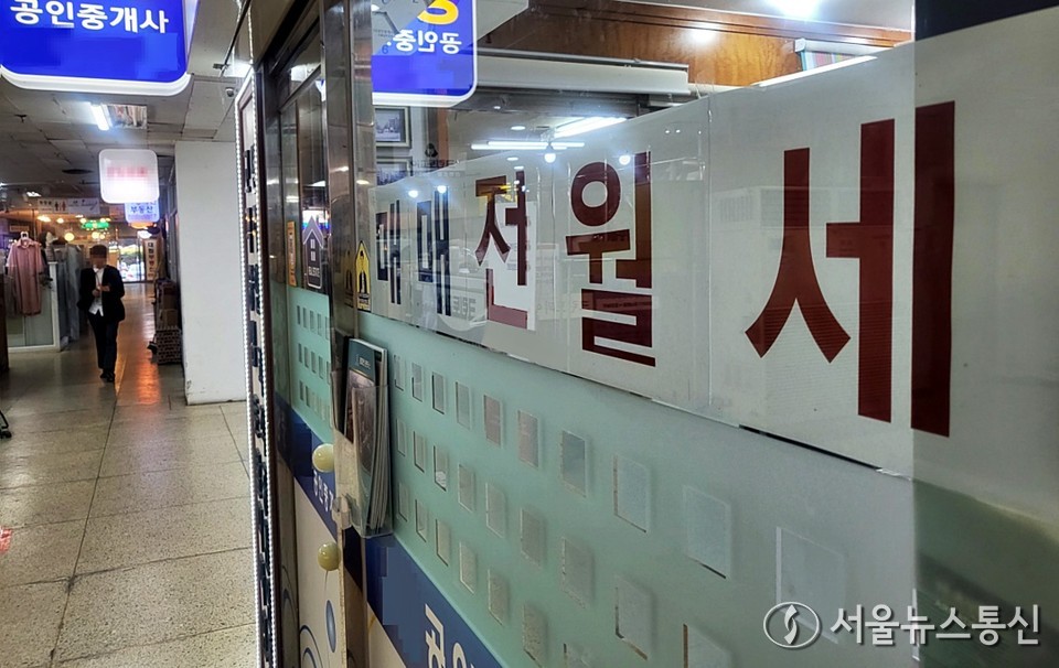  부동산 관계자 10명 중 8명은 부동산 시장의 연내 회복이 어려울 것이라고 내다봤다. 사진은 서울 한 부동산에 매매·전·월세 물건이 붙어 있다. (부동산) / 사진 = 서울뉴스통신 이성현 기자