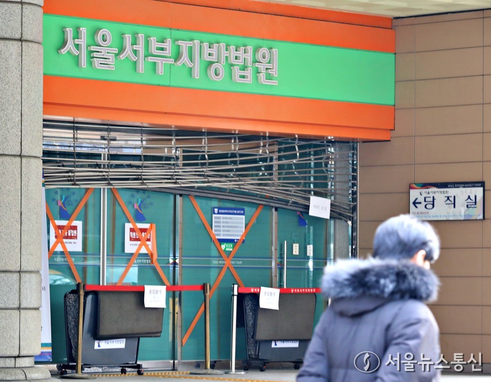 20일 오후 서울 마포구 서울서부지방법원에서 윤석열 대통령 지지자들의 난입으로 인해 파손된 법원 앞으로 한 시민이 ㅣ걸어가고 있다. (2025.01.20) / 사진 = 서울뉴스통신 이성현 기자