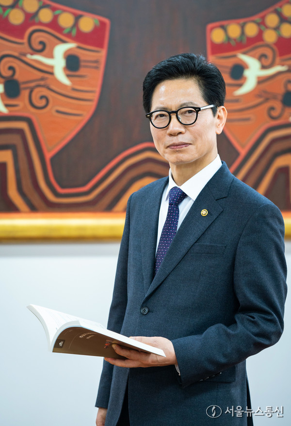 국회도서관장 황정근 (사진제공 국회도서관)