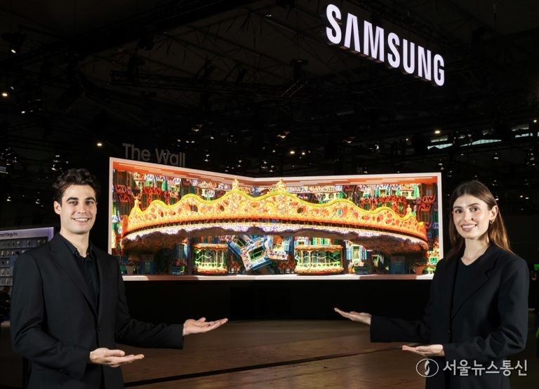 삼성전자가 4일부터 7일(현지시간)까지 스페인 바르셀로나에서 열리는 유럽 최대 디스플레이 전시회 ‘ISE 2025’에서 상업용 디스플레이 업계를 선도하는 신제품을 대거 선보인다고 밝혔다. 사진은 삼성전자 모델이 ‘ISE 2025’에서 ‘더 월’을 활용한 미디어 파사드를 소개하고 있다. (2025.02.04) / 사진 = 삼성전자 제공