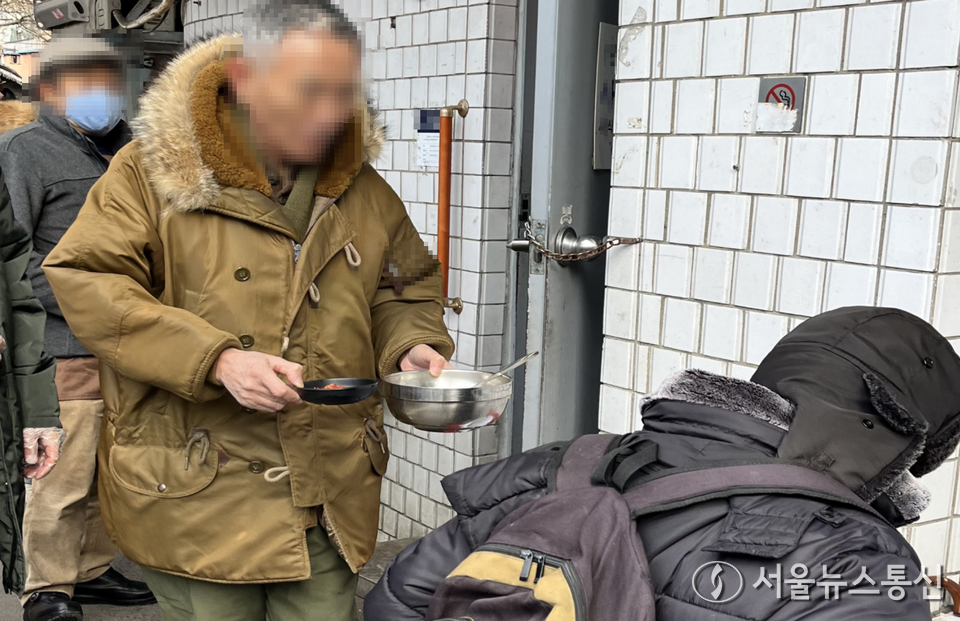사진은 30일 서울 종로구 탑골공원 부근 무료급식소에서 어르신들이 실내에 자리가 없어 밖에서 식사를 하는 모습. (2025.01.300 / 사진 = 독자 제공