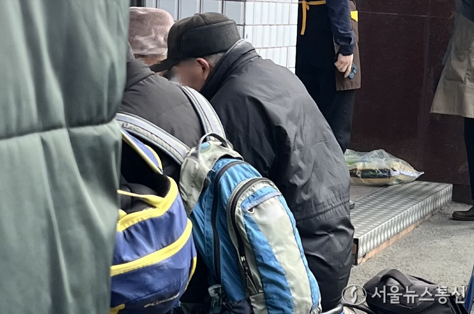 사진은 30일 서울 종로구 탑골공원 부근 무료급식소에서 어르신들이 실내에 자리가 없어 밖에서 식사를 하는 모습. (2025.01.30) / 사진 = 독자 제공